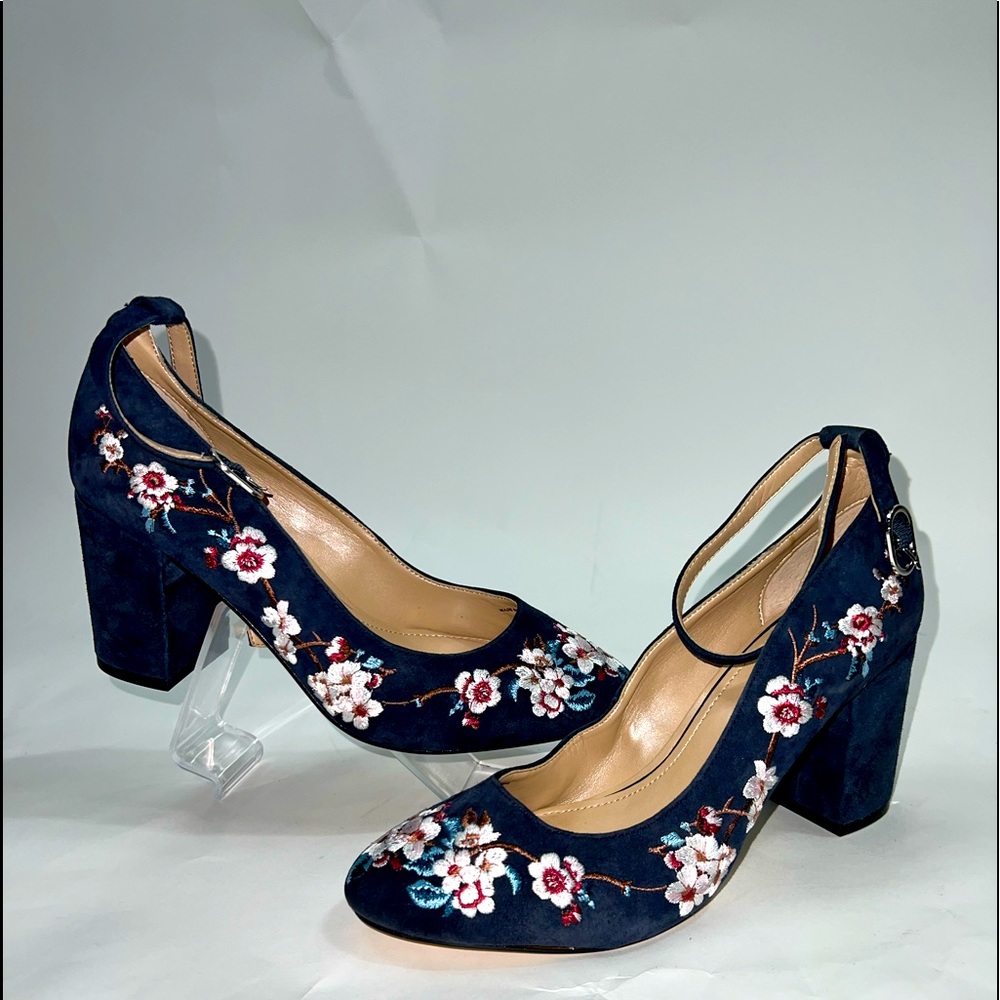 White House Black Market Suede Embroidered Heel. Size 6M blue